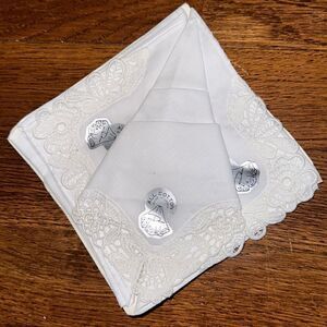 NWT Desco 3 white cotton handkerchiefs with lace on original card‎